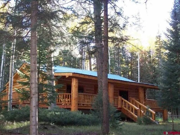 Beautiful log cabin in pine and aspen forest, perfect for getting away