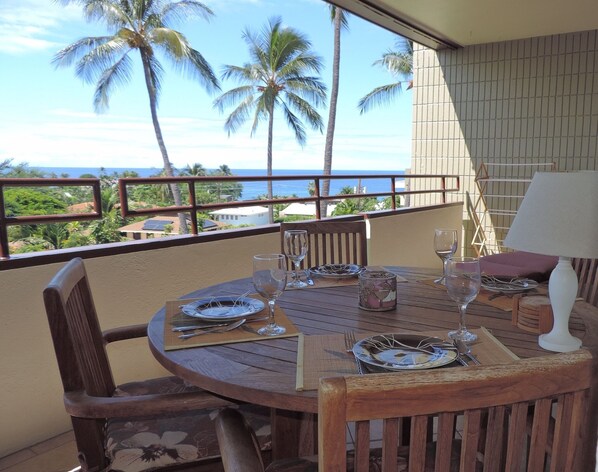 Dining on the lanai