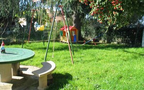 salon de jardin avec jeux d'enfants