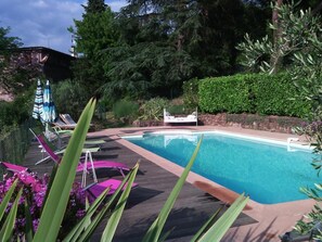 Gite avec piscine la Maison de Nathalie Var : les extérieurs et la piscine