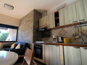 Cabinetry, Eigentum, Sinken, Möbel, Spüle, Countertop, Zapfhahn, Fenster, Gebäude, Küche