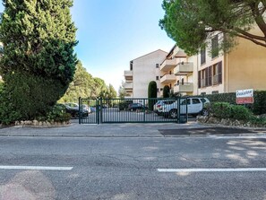 Property, Residential Area, Neighbourhood, Sky, Town, Real Estate, Human Settlement, Architecture, House, Building