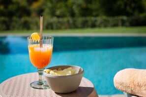 Essen, Geschirr, Tabelle, Wasser, Drinkware, Alkoholisches Getränk, Zutat