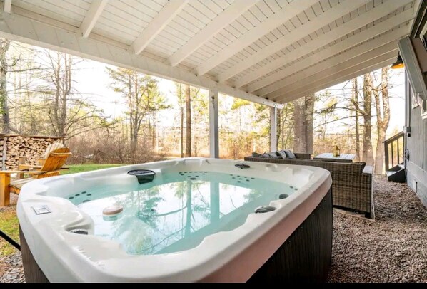 All year round covered hot tub with outdoor TV!!