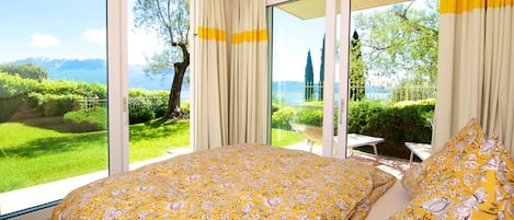 Schlafzimmer mit Panoramafenster und grossartigem Seeblick sogar vom Bett