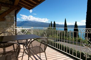 Balkon mit Seeblick, Sitzplatz und Liegestühlen