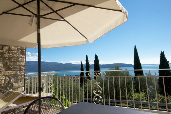 Balkon mit Seeblick, Sitzplatz und Liegestühlen