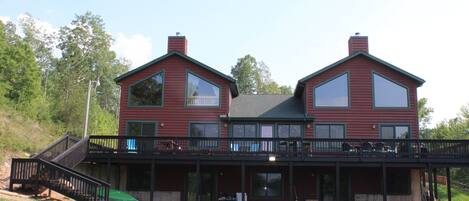 Back deck facing the lake!!