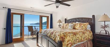 Main bedroom: King bed w/ Smart TV, balcony, lake view, and en suite bathroom (3rd floor)