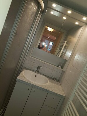 Bad mit WC und Dusche