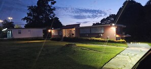An idea of ​​how the house looks at night and its lighting.