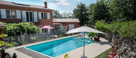 vue panoramique sur la piscine la villa et le jardin