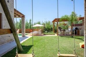 Children will love to play in the large garden. 