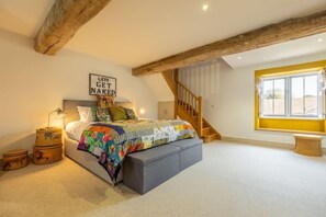 Mount Zion, Wells-next-the-Sea: Spacious first floor master bedroom with a 6' super king-size bed