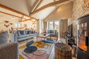 Mount Zion, Wells-next-the-Sea: Sitting area with seating for eight people, featuring a wood burning stove