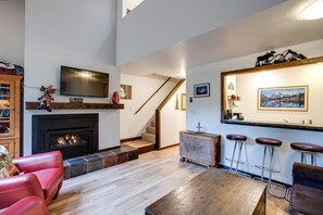 Indoors, Furniture, Living Room, Fireplace, Screen