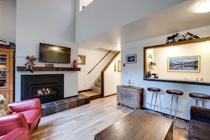 Indoors, Furniture, Living Room, Fireplace, Screen