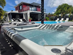 Outdoor spa tub