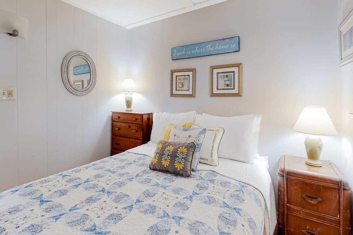 Cottage with deck & sunroom – steps to Long Sands Beach