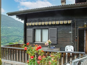 Blume, Pflanze, Himmel, Eigentum, Fenster, Wolke, Gebäude, Die Architektur, Blumentopf, Haus