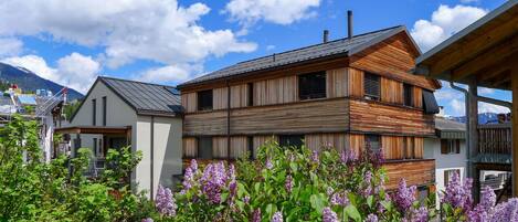 Sky, Blomst, Himmel, Plante, Bygning, Ejendom, Vindue, Blå, Hus, Naturlige Landskab