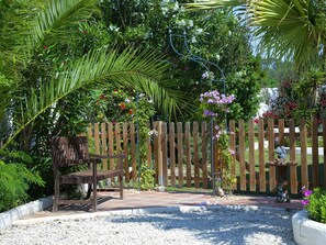 Pflanze, Blumentopf, Zimmerpflanze, Blatt, Gebäude, Baum, Vegetation, Terrestrische Plant, Biome, Arecales