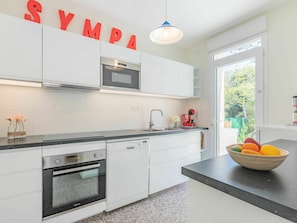 Cabinetry, Comptoir, Produit, Appareil De Cuisine, Cuisinière, Cuisine, Électroménager, Évier, Orange, Bois