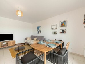 Möbel, Eigentum, Tabelle, Bilderrahmen, Holz, Interior Design, Couch, Stuhl, Orange, Wohnzimmer
