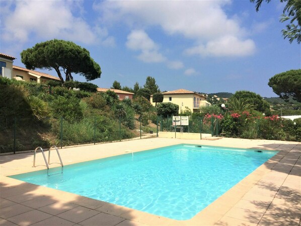 L'Eau, Nuage, Ciel, Plante, Meubles, Propriété, Bâtiment, Piscine, Chaise, Bleu Azur