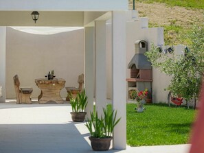 Pflanze, Eigentum, Blumentopf, Möbel, Zimmerpflanze, Schatten, Gebäude, Beleuchtung, Interior Design, Stuhl