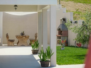 Pflanze, Eigentum, Blumentopf, Möbel, Zimmerpflanze, Schatten, Gebäude, Beleuchtung, Interior Design, Stuhl
