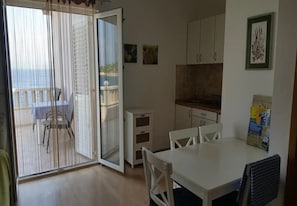 A1(2+1): kitchen and dining room