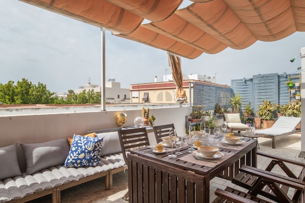 Outdoor dining