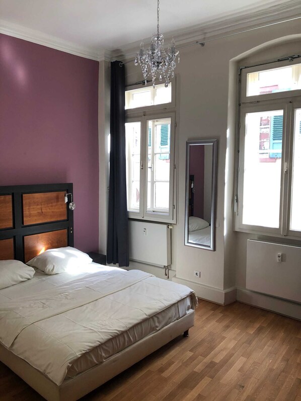 helles Doppelzimmer mit Flat-TV