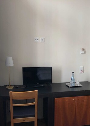 helles Doppelzimmer mit Flat-TV