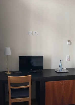 helles Doppelzimmer mit Flat-TV
