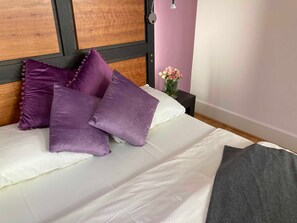 helles Doppelzimmer mit Flat-TV