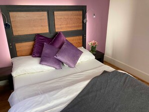 helles Doppelzimmer mit Flat-TV