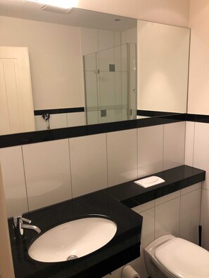 schönes Badezimmer mit Dusche