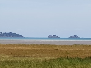 Vue sur les rochers de Cancale depuis la fenêtre du gîte