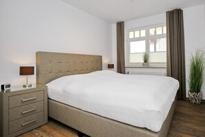 Schlafzimmer mit Doppelbett