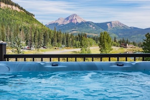 Hot tub with awesome views of Engineer Mountain