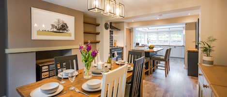 Heathcot, Holt: Open-plan dining area and kitchen