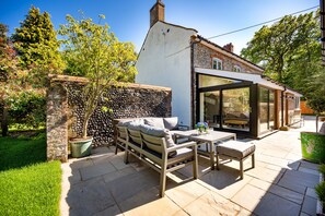 Heathcot, Holt: Al fresco dining in the sunshine