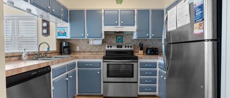 Start planning your next meal in this fully equipped kitchen.