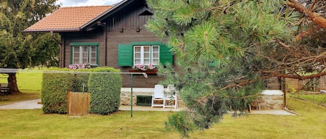 Gemütliches Blockhaus im Grünen