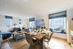 8 Fernhill, Carbis Bay. Dining area with table seating four guests.