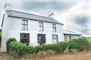 Hillside Holiday Home, Large Holiday Home Close to Killarney Town and Farranfore Airport