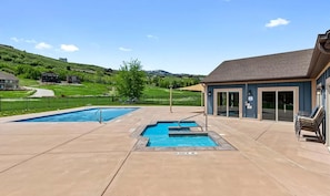 This home comes with pool access! 
Lochwood Community clubhouse is open year-round (but pool & hot tub are only open during summer... Late May - Early Sept)