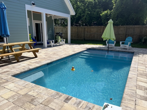 Heated pool 10x20, with large picnic table and umbrella. Gas grill fenced yard. 